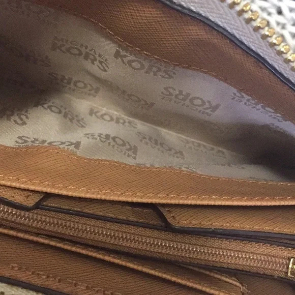 Michael Kors Jet Set Center Stripe Wallet - Picture 13 of 16